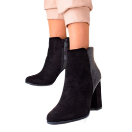 Janessa Stílusos fekete csizma egy poszton Janessa Stílusos fekete csizma egy poszton