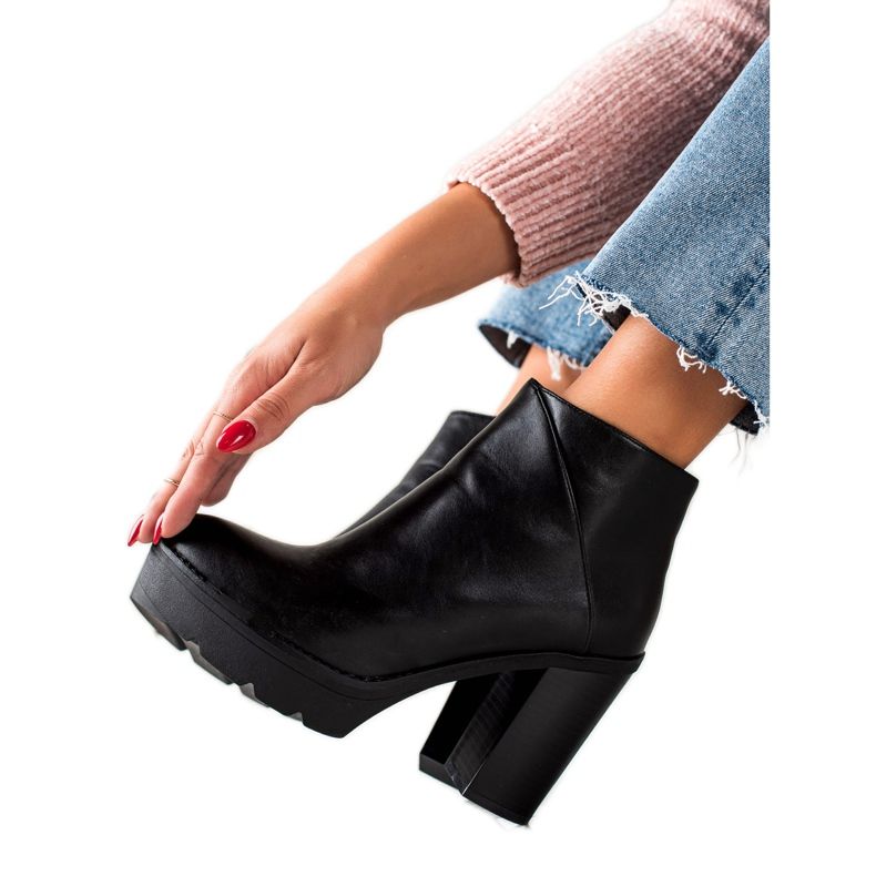 Janessa Csizma ökobőrrel a platformon fekete