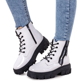 Fehér lakkozott csizma Brisette