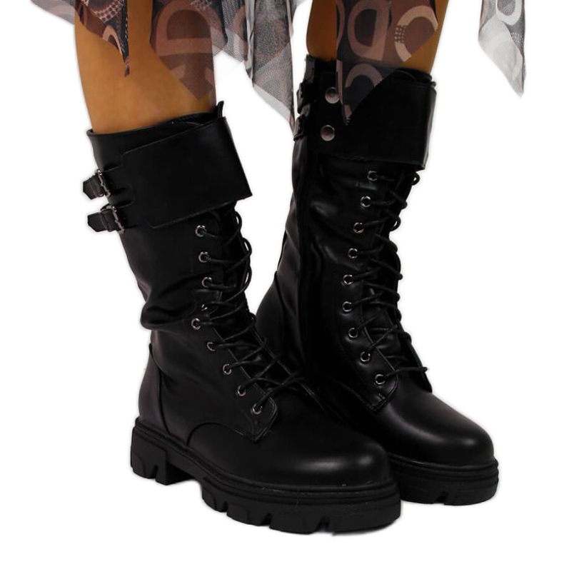 A dolgozók szigeteltek a Vinceza W JAN54 platformon, feketén fehér fekete