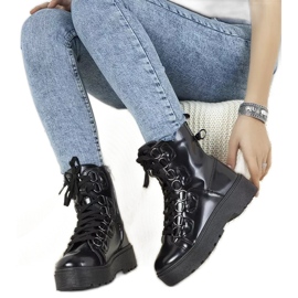 Fekete csizma magas orán talpán