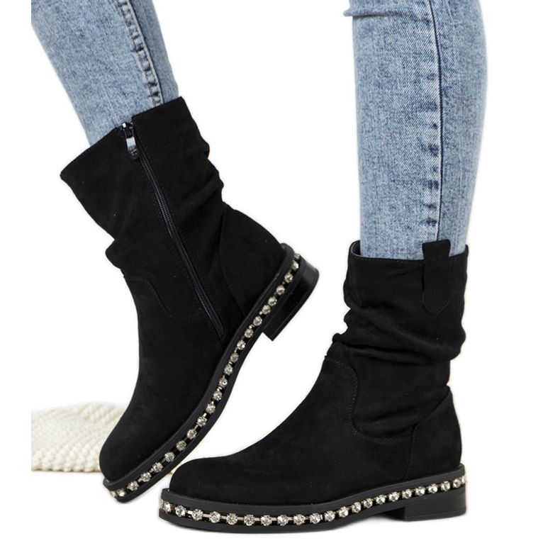 Fekete csizma, Voleta cirkónium -dioxiddal díszítve