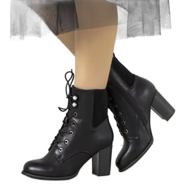 Fekete bokacsizma a Vedette oszlopon