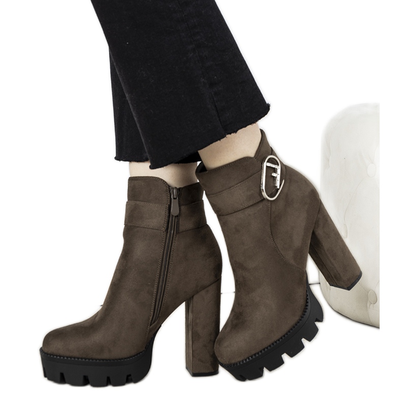 Zöld bokacsizma a Coralie oszlopon