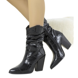 Fekete cowboycsizma Yolande kígyóbőr mintájával