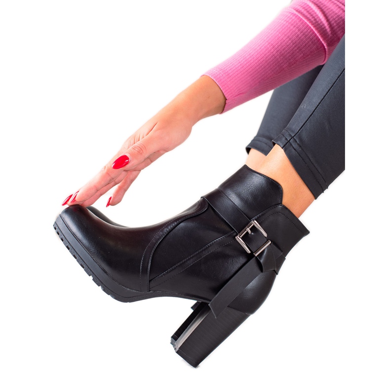 TRENDI Magas sarkú csizma csattal fekete