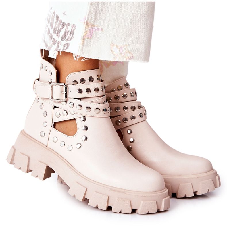 PG1 Dolgozók jet -el egy bézs Vernelle platformon