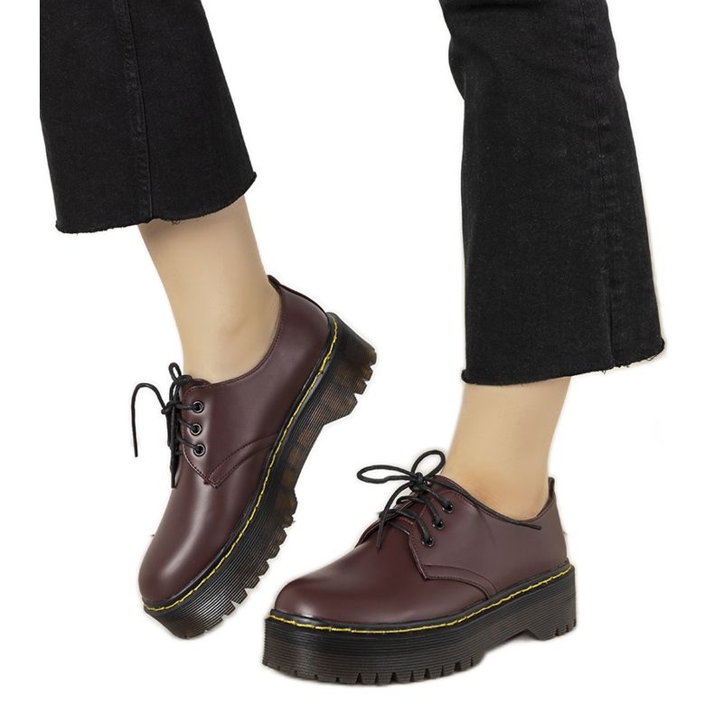 Maroon brogulyázik egy vastag ronde talpon piros