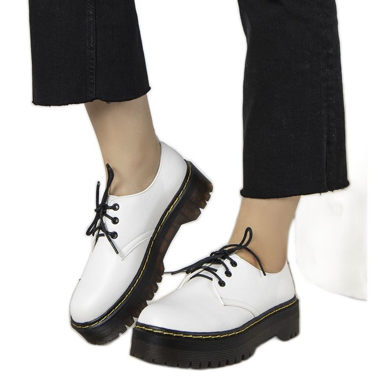 Fehér cipő vastag Ronde talpon