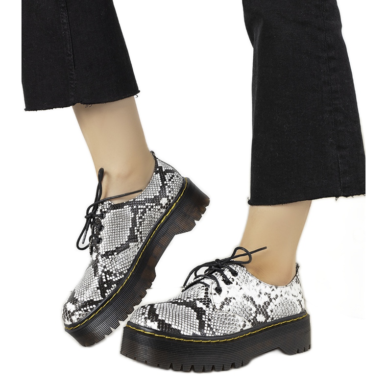 Fekete kígyóbőr motívumú cipő vastag ronde talpon fehér