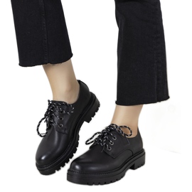 Fekete cipő vastag talpon a Gingras -tól