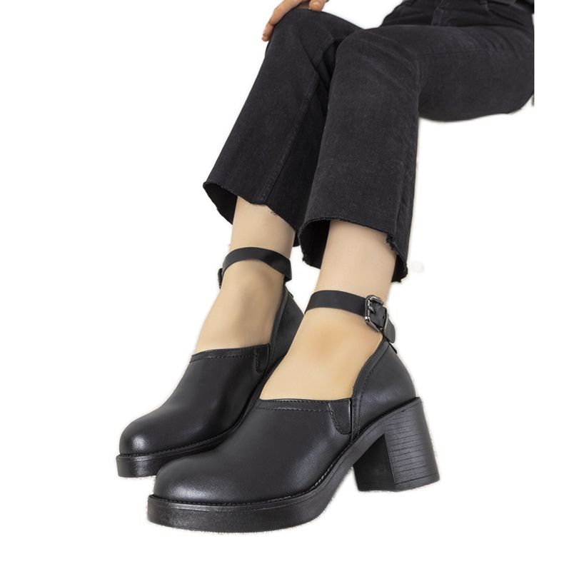 Fekete cipő Christiane posztján