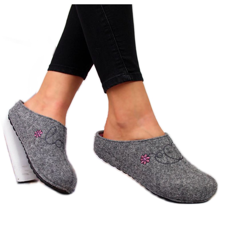 Papucs hímzett Panto Fino W INT1632 szürke színű