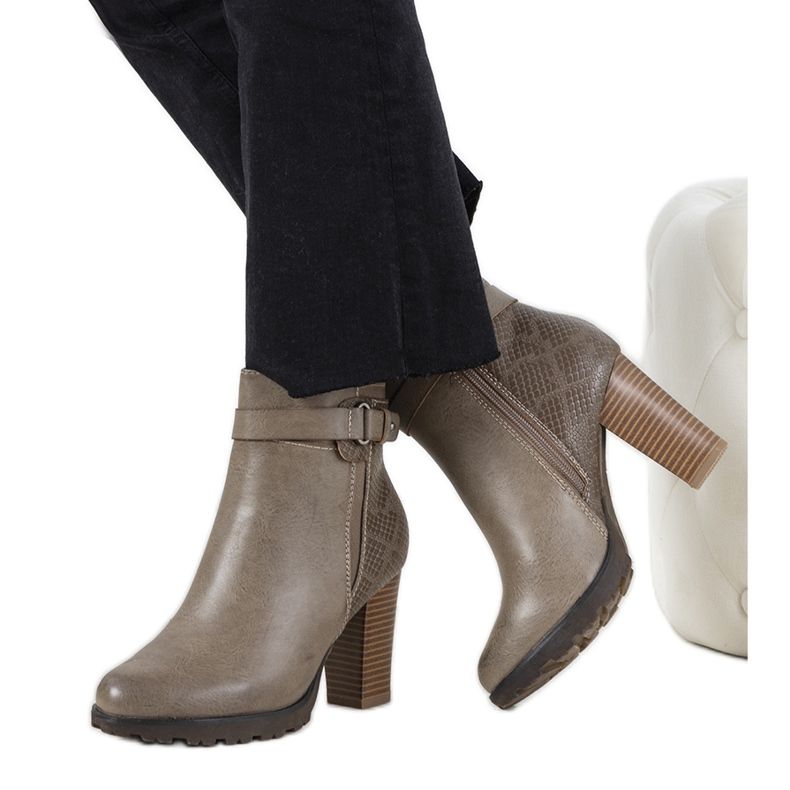 Barna bokacsizma a Heredia oszlopon khaki