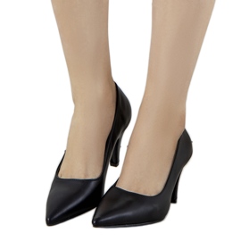 Fekete szivattyúk a vastag Day Off sarkán Fekete szivattyúk a vastag Day Off sarkán