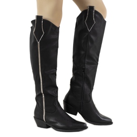 Fekete csizma a Garay oszlopon