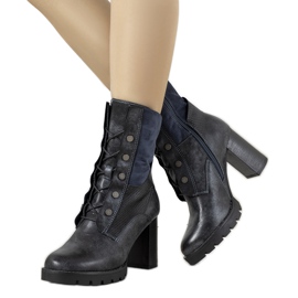 Sötétkék bokacsizma az Alvarado oszlopon bézs