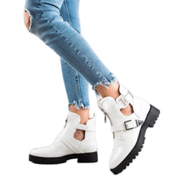 Bestelle Fehér divatmunkások