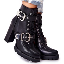 Csizma egy posztón, csat Fekete Flaris