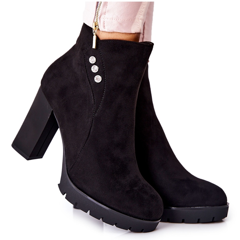 PG1 Fekete Lagerlla Velúr Csizma Egy Postán