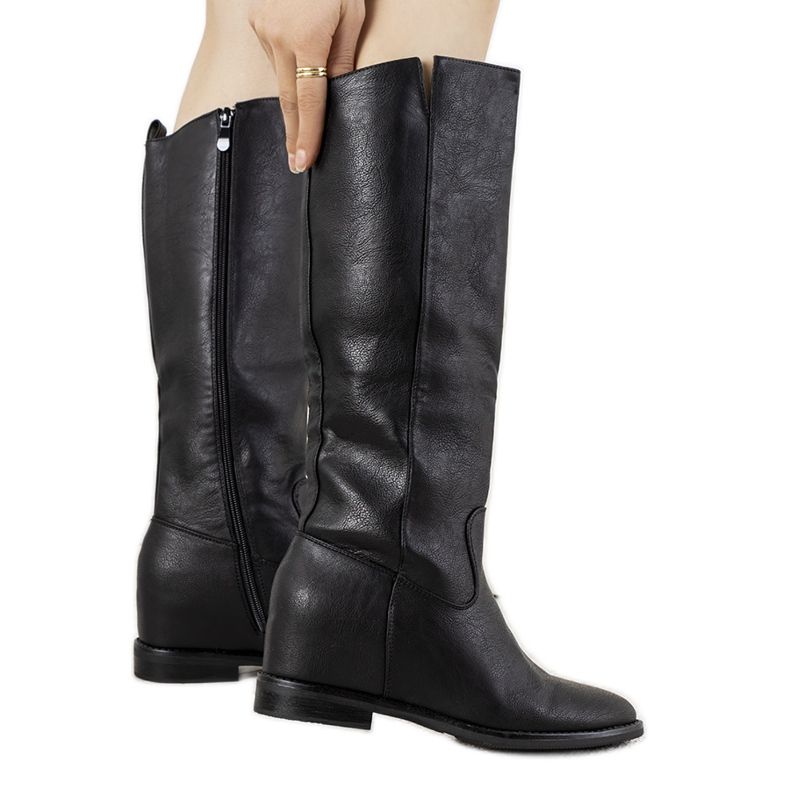 Fekete csizma a Rosamonde éken