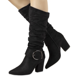 Fekete csizma a Berie poszton