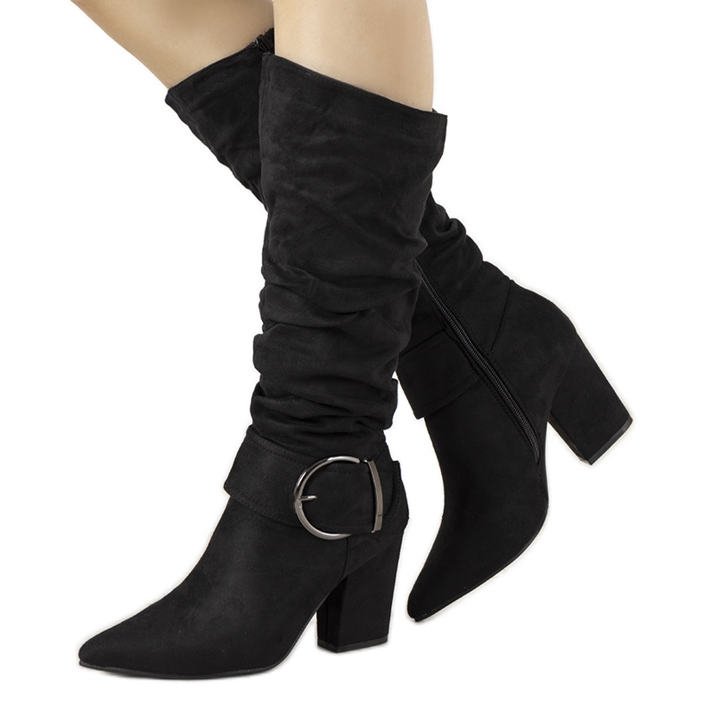 Fekete csizma a Berie poszton