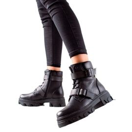 Fekete csatos munkások