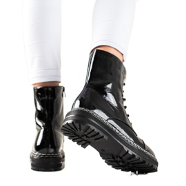 Divatos lakkozott csizma fekete