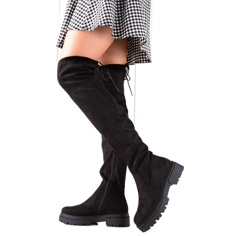 Laura Mode Fekete combcsizma a platformon