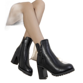 Fekete szigetelt csizma a Karen oszlopon