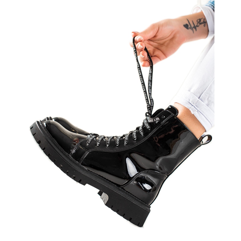 TRENDI Fekete fűzős csizma