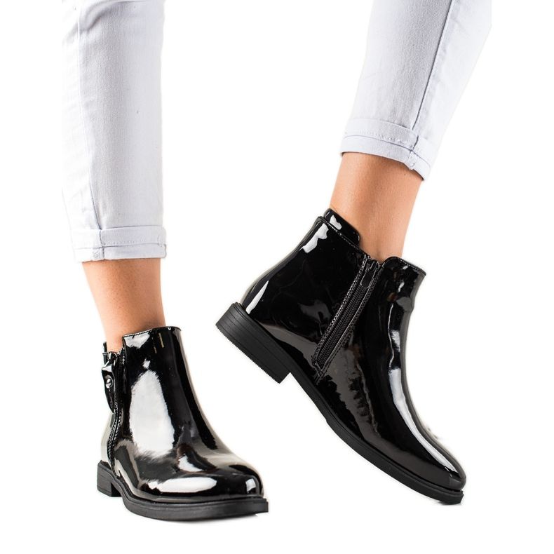 TRENDI Klasszikus lakkozott csizma fekete