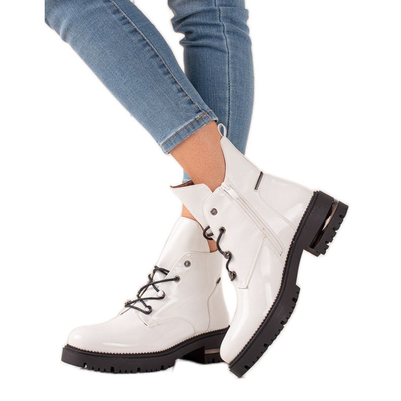 Divatos fűzőmunkások, Sergio Leone fehér