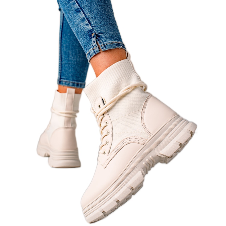 TRENDI Fűzős bézs csizma