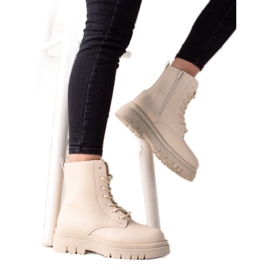 TRENDI Klasszikus bézs trapperek a platformon TRENDI Klasszikus bézs trapperek a platformon