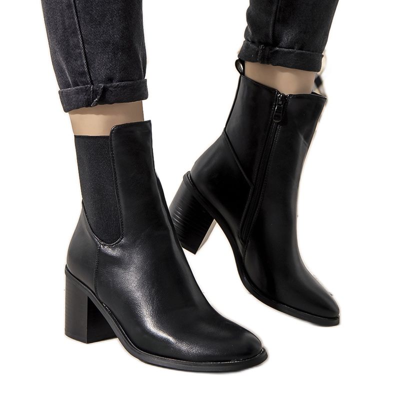 Fekete szigetelt csizma a Michelle oszlopon