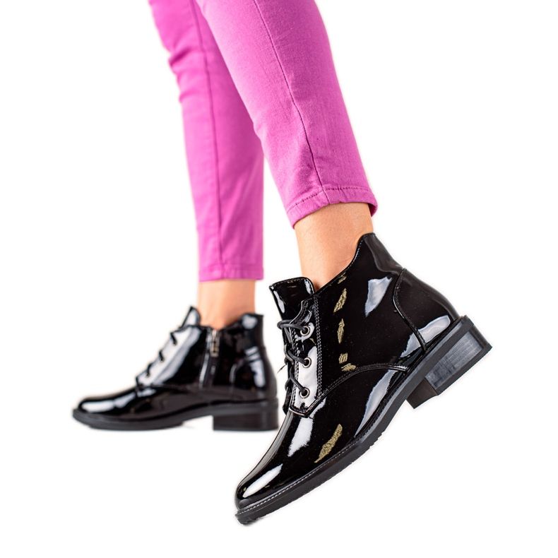 TRENDI Lakkozott fekete csizma