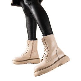 TRENDI Bézs színű táskák az emelvényen TRENDI Bézs színű táskák az emelvényen