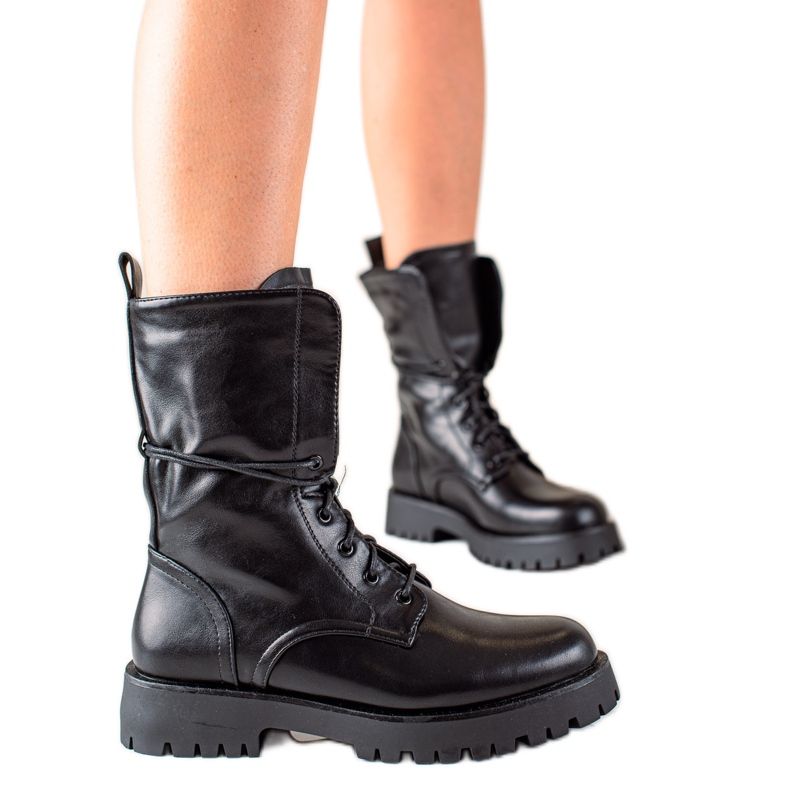 TRENDI Klasszikus magas csizma fekete