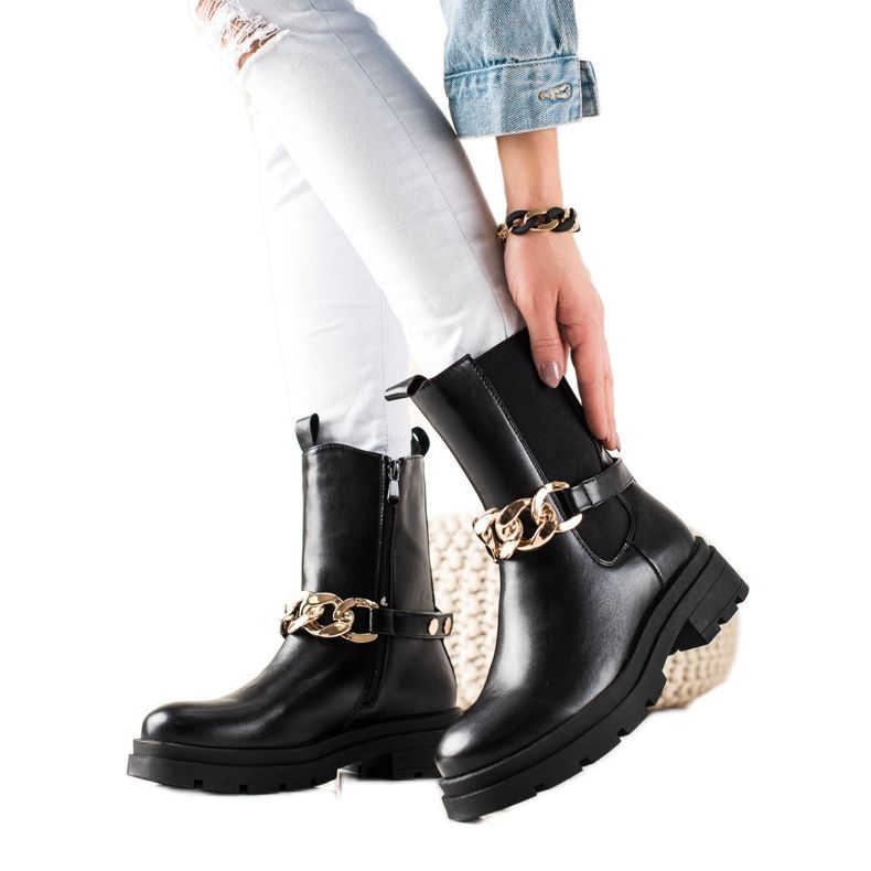 TRENDI Magas csizma lánccal fekete