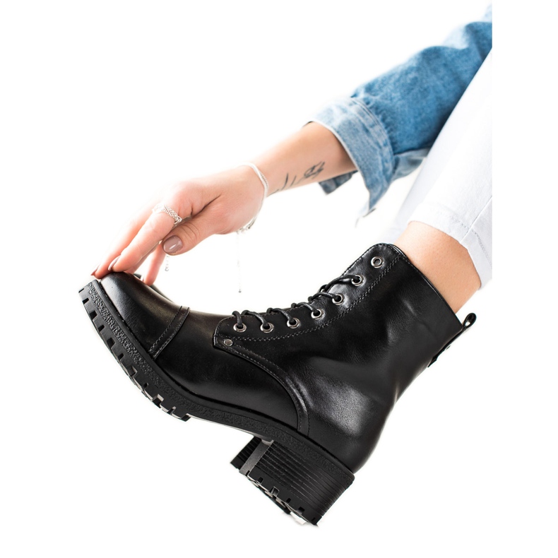 TRENDI Lapos sarkú csizma fekete