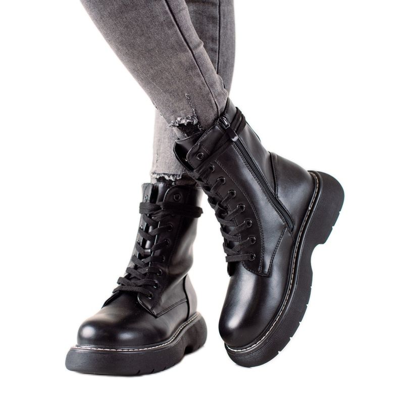 TRENDI Fekete táskák az emelvényen