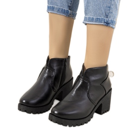 Fekete szigetelt csizma a Sennet oszlopon