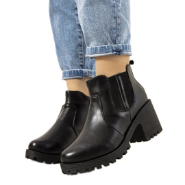 Fekete szigetelt csizma a Bevis oszlopon