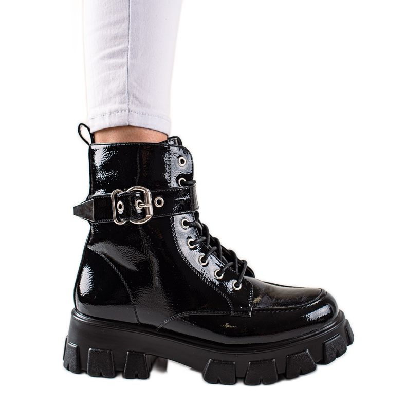 TRENDI Lakkozott munkások csattal fekete