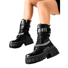 TRENDI Csizma lánccal fekete