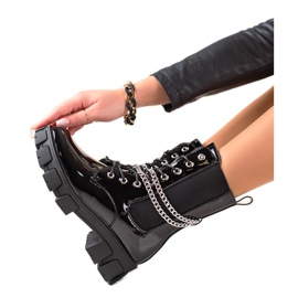 TRENDI Lakkozott munkások láncokkal fekete