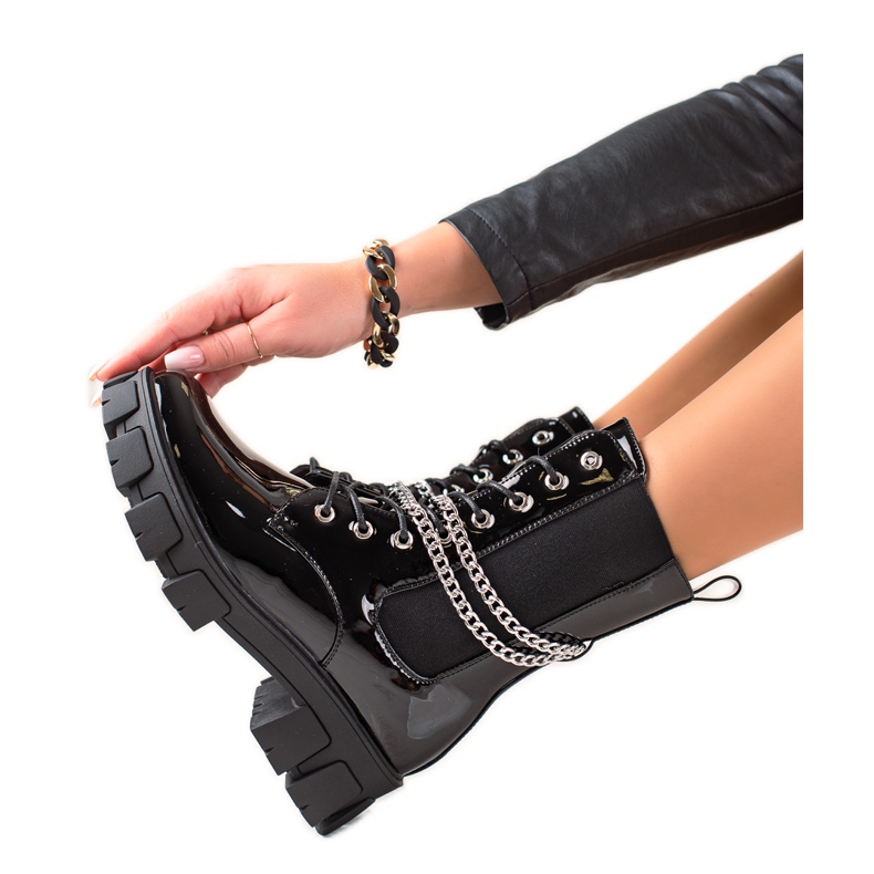 TRENDI Lakkozott munkások láncokkal fekete