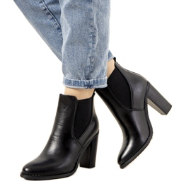 Fekete szigetelt csizma a Castro oszlopon